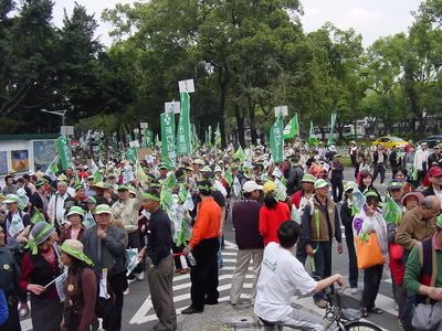 Crowd in Taipei March 26 2005