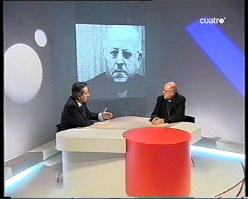 Plató entrevista, amb imatges de diaris de fons