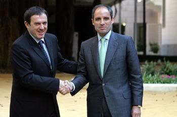 Joan Ignasi Pla (esquerra) i Francisco Camps (dreta), ahir.