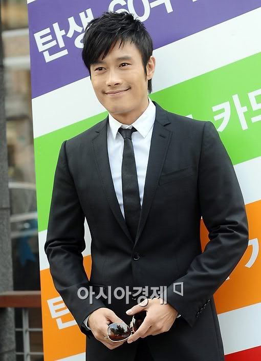 actor lee byung hun poses in fr...
