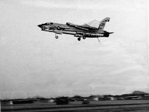 600_F-8_-24_LANDING_WITH_WINGS_FOLDED.jpg