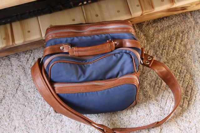 IMAGE: http://i3.photobucket.com/albums/y63/FreezeN/CamaraBag.jpg