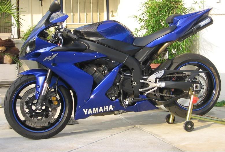 blue yamaha r1