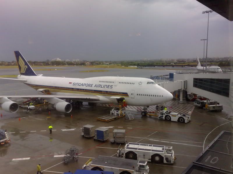 Singapore Airlines Boeing 747-412 9V-SMU at YSSY