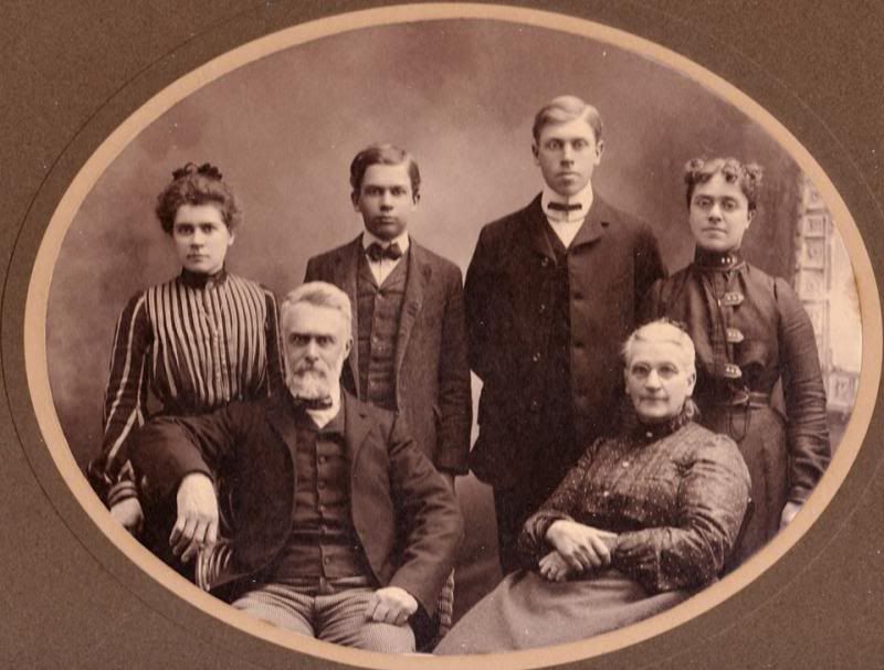 photo LuciusMiloChapinfam15Mar1904.jpg