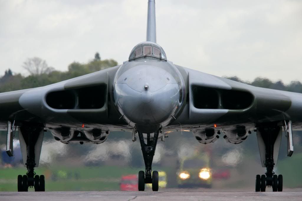 IMAGE: http://i3.photobucket.com/albums/y72/willmoore/Vulcan%20XH558%20First%20Flight/wm07BrtVcn_-3.jpg