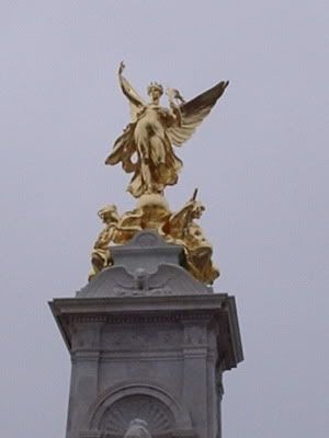 An unfortunately blurry picture of a statue in front of Buckingham Palace.