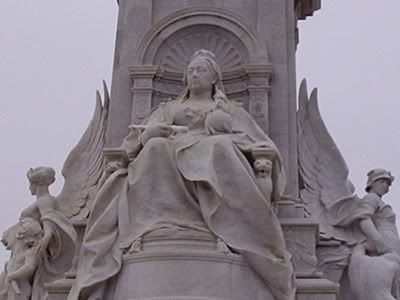 The statue of Queen Victoria in front of Buckingham Palace.