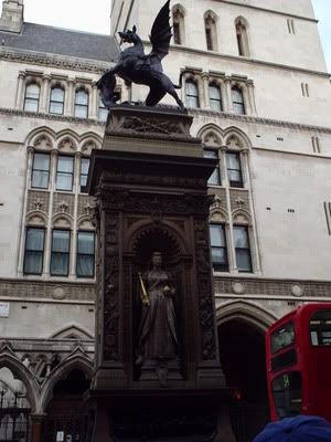 Interesting statue seen while walking to Piccadilly Circus