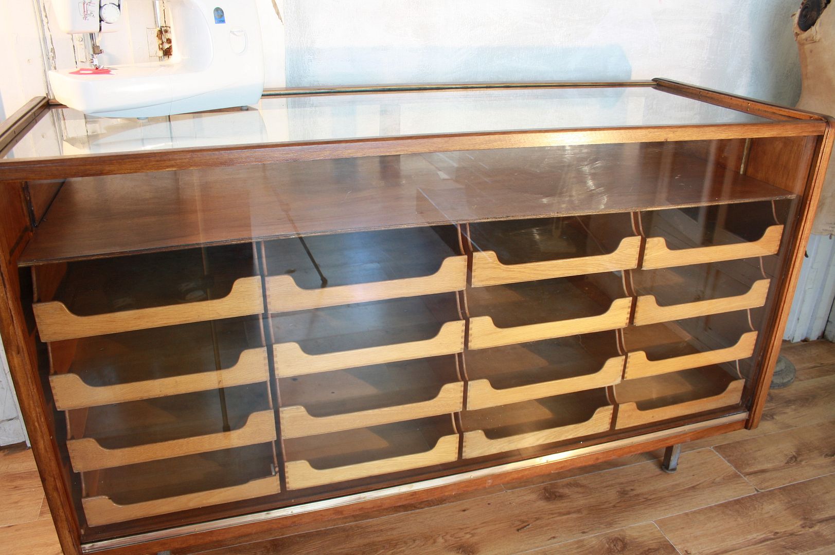 VINTAGE ANTIQUE INDUSTRIAL SHOP DISPLAY COUNTER HABERDASHERY DRAWERS