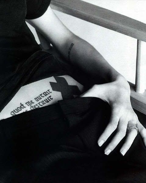 Angelina Jolie -Tatuaje vientre