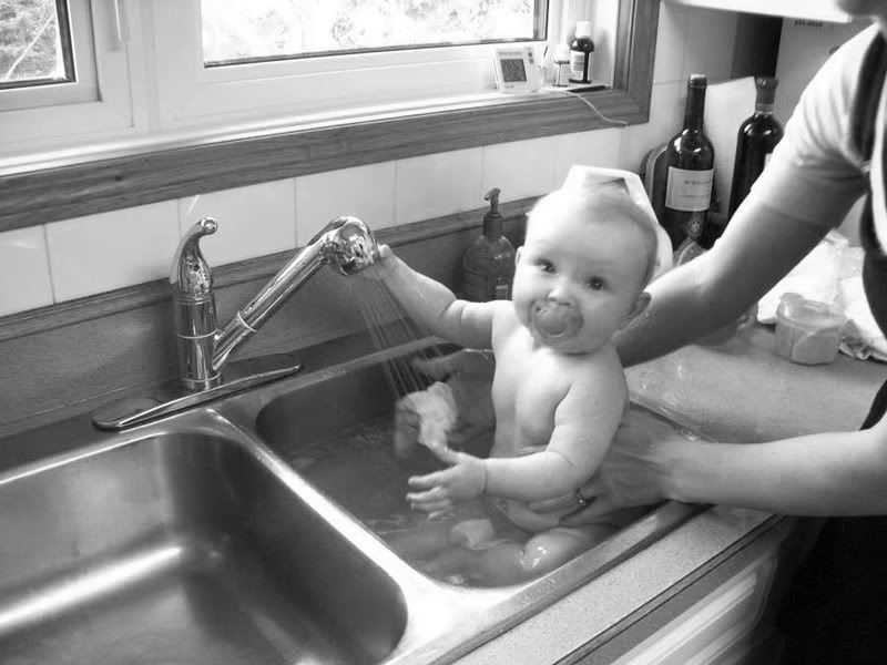 Bebé bañándose