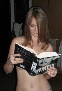 Chica sexy leyendo