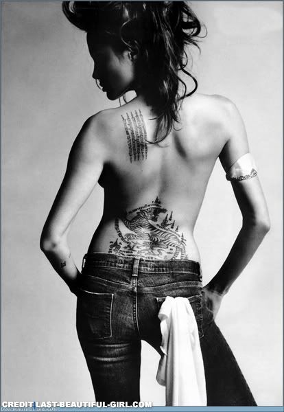 tatuajes para mujeres en la espalda. Angelina Jolie -Tatuajes-