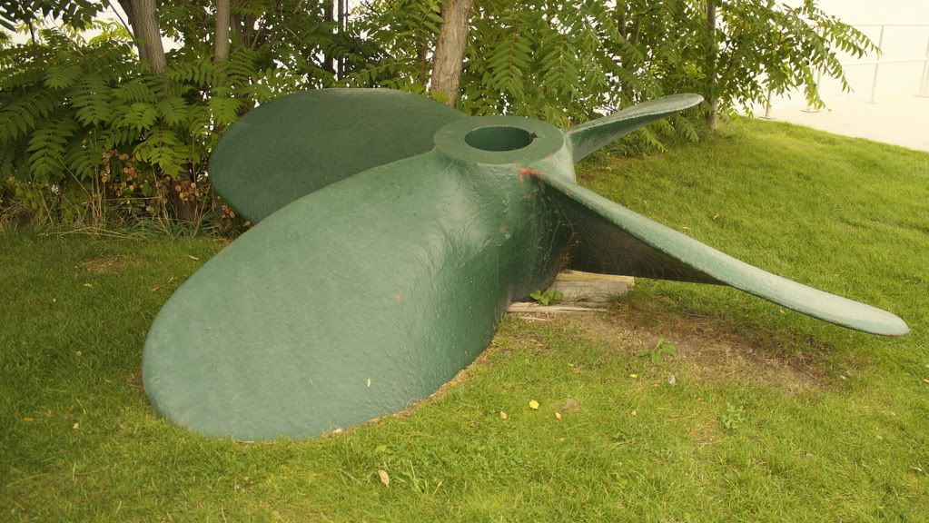 IMAGE: http://i3.photobucket.com/albums/y98/Docpeplvr/Boats/propeller.jpg