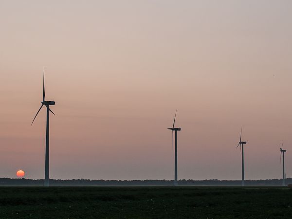 windmolens met ondergaande zon