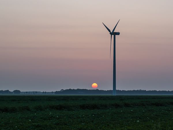 windmolen met ondergaande zon in kop noord holland