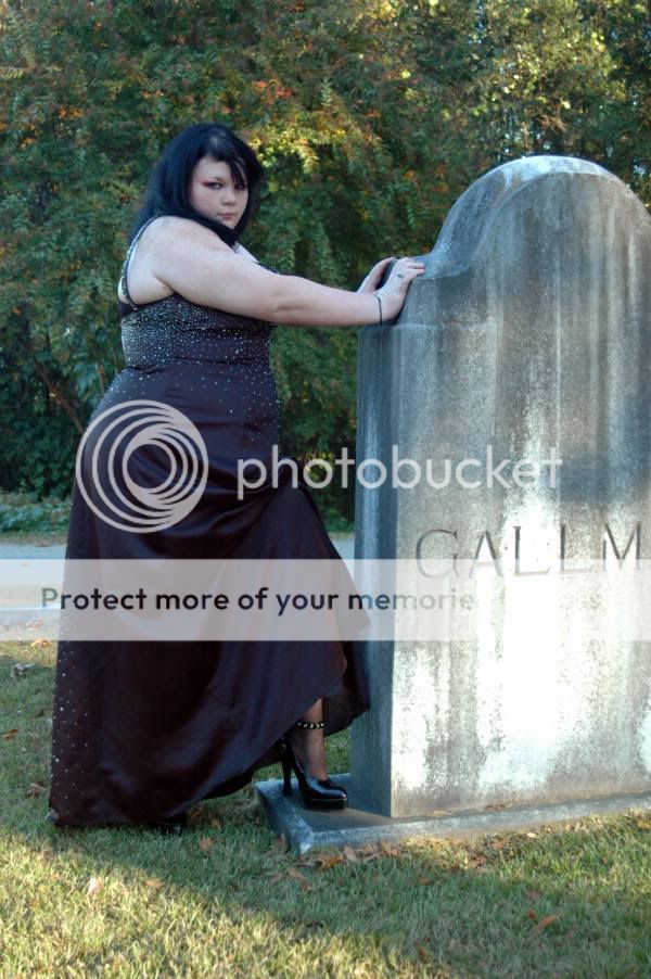 http://i3.photobucket.com/albums/y77/x0emokid41187x0/graveyardpic11.jpg